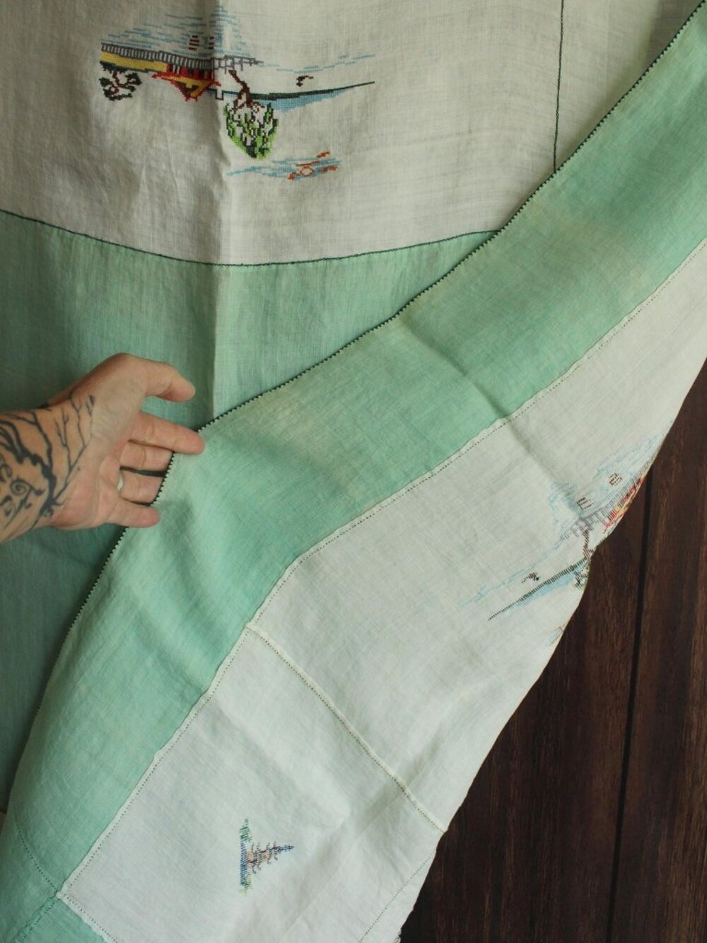 Vintage 1930s Tablecloth, Square Asian Pagoda Embroidered Linen - Picture 5 of 14